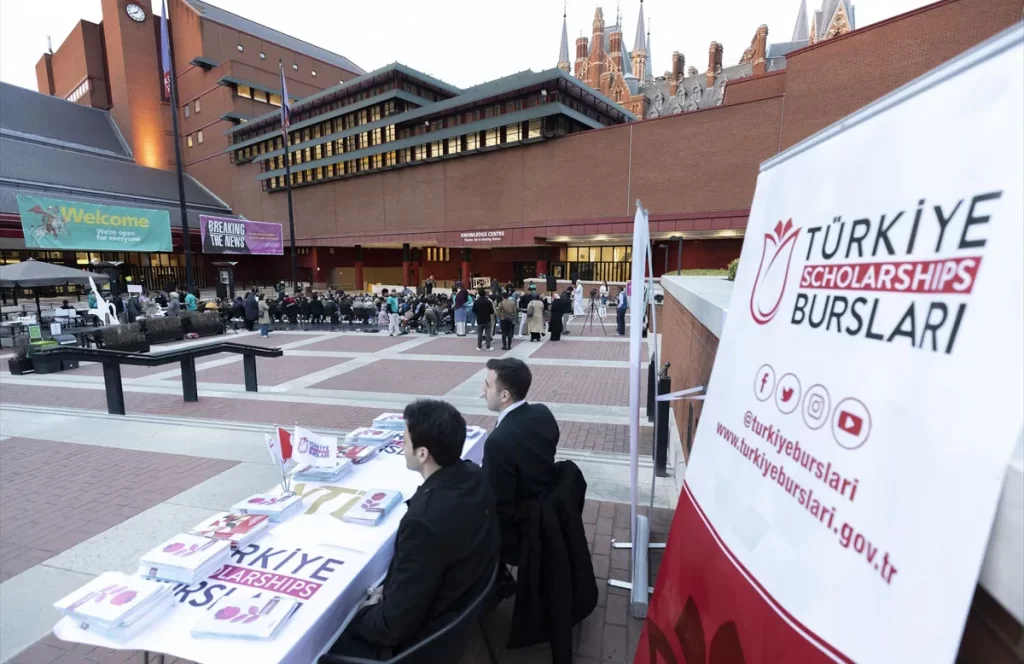 YTB İngiltere'de British Library'de toplu iftar verdi