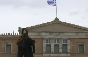 Yunanistan'da virüs salgınıyla mücadele kapsamında kısıtlamaların artırılmasına karar verildi.