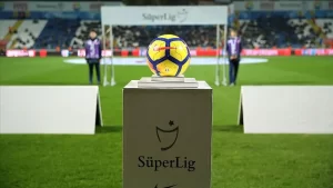 Süper Lig tarihinde ilk golü İzmirsporlu Özcan Altuğ attı, Şenol