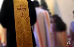 Birçok tacizin okulda veya kilisede meydana geldiği, kurbanlardan bazılarının küçük