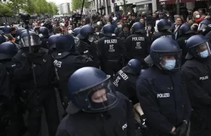 Almanya'nın başkenti Berlin'de yeni tip virüs tedbirlerini protesto amacıyla düzenlenen