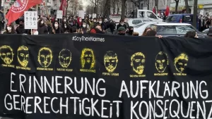 Frankfurt'ta terör saldırısı kurbanlarının posterlerine gamalı haç çizildi. Hanau'daki ırkçı