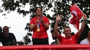 2020 Tokyo Olimpiyat Oyunları'nda altın madalya kazanan milli boksör Busenaz