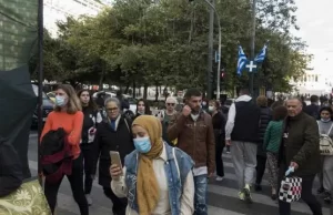 Yunanistan'da Virüs vaka sayısı düne göre iki katın üzerinde artarak