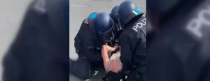 Tiergarten'de bulunan Zafer Anıtı önünde izinsiz toplanan göstericilere polis müdahale