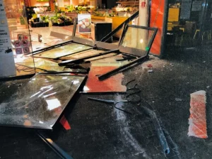 Almanya’nın Aachen şehrinde sabaha karşı maskeli birkaç kişi bir süpermarketin