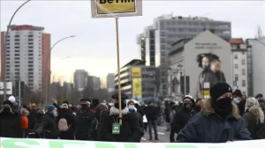 Almanya'da son 24 saatte 348 kişinin virüs nedeniyle yaşamını yitirmesiyle