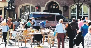 Almanya'nın Münster kentinde bir minibüs, kafelerde oturan kalabalığın içine daldı.