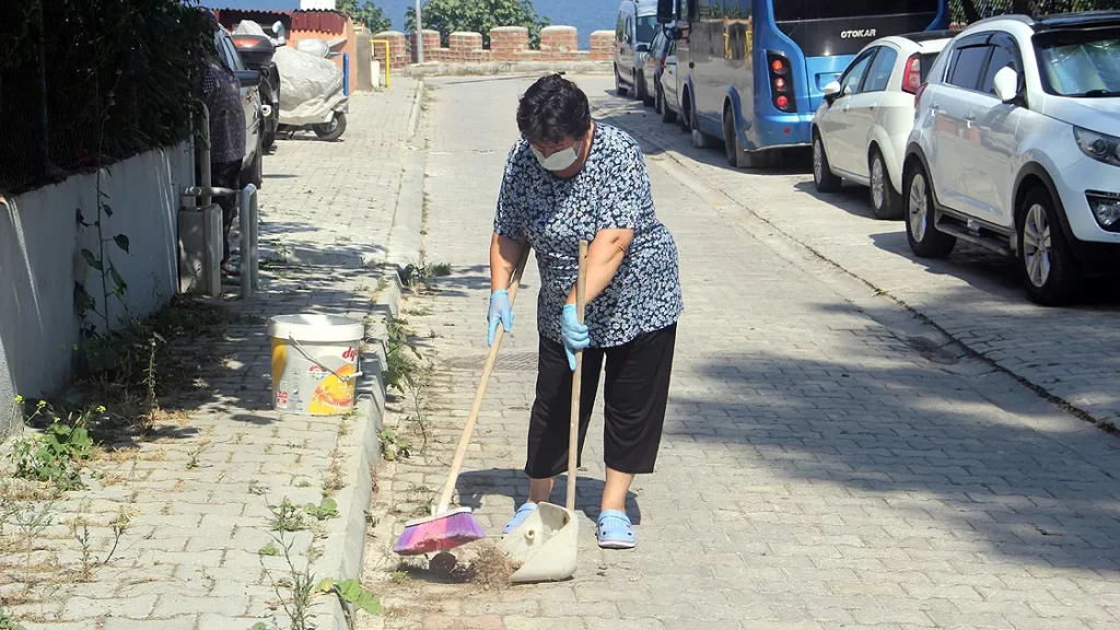 Canan teyze sokakları ve camileri gönüllü temizliyor