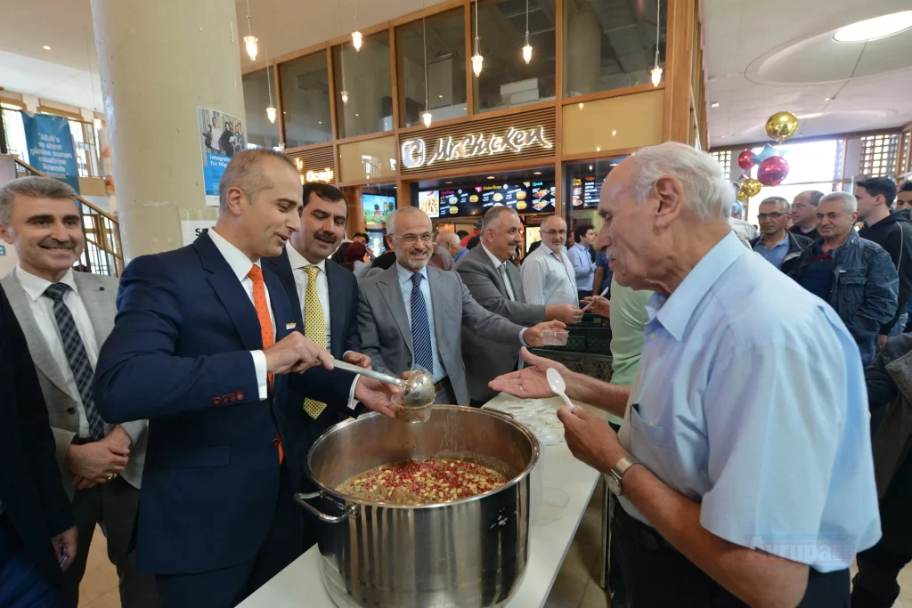 DİTİB Merkez Camii’nde aşure ikram edildi