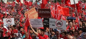 Avrupa'nın çeşitli ülkelerinde yaşayan 80 binden fazla Türk ve Türkiye