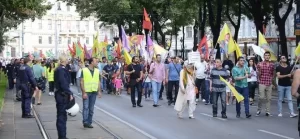 Avusturya'nın başkenti Viyana'da terör örgütü PKK yandaşları, Türkiye aleyhine yürüyüş