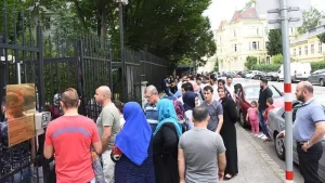 Viyana Başkonsolosluğuna yerel saatle 09.00'da oy kullanmaya gelen vatandaşlar, uzun