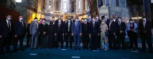 Cumhurbaşkanlığı Sözcüsü İbrahim Kalın, Ayasofya-i Kebir Cami-i Şerifi'nin avlusunda büyükelçileri