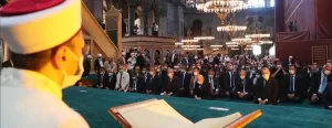 İstanbul'un fethine kadar 916 yıl kilise, 1453'ten 1934'te alınan kararla