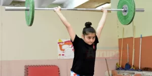     Halterde 49 kiloda Türkiye ve Avrupa rekorunu elinde