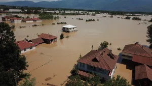 Düzce'nin Gölyaka ilçesinde sağanağın ardından sular altında kalan köydeki vatandaşlar,