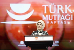 – Cumhurbaşkanı Recep Tayyip Erdoğan'ın eşi Emine Erdoğan: – "Türkiye