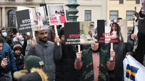 İsveç'in Göteborg kentinde çocukları ellerinden alınan Müslüman ebeveynler, sosyal hizmetler