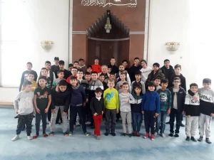 Bad Homburg DİTİB Ulu Camii’nde hafta sonu kurslarına katılan öğrenciler