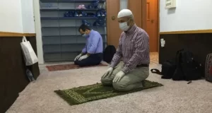İbadete açık cami olmayan Atina'da Batı Trakyalılar bayram namazı kıldı.