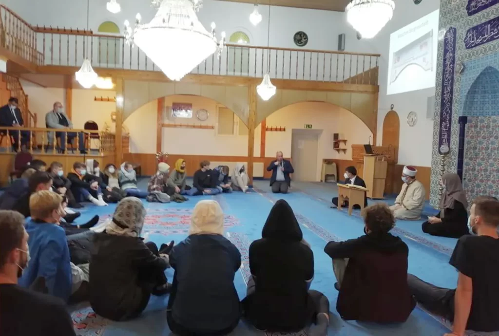 Üniversite öğrencilerden Bergneustadt DİTİB Camii’ne ziyaret