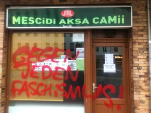 Almanya’nın başkenti Berlin’de Mescid-i Aksa Camii’nin dış cephesine yazı yazıldı,