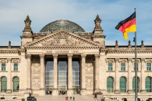 Berlin   Almanya'nın başkenti Berlin'de bir kişi, hamile başörtülü kadının