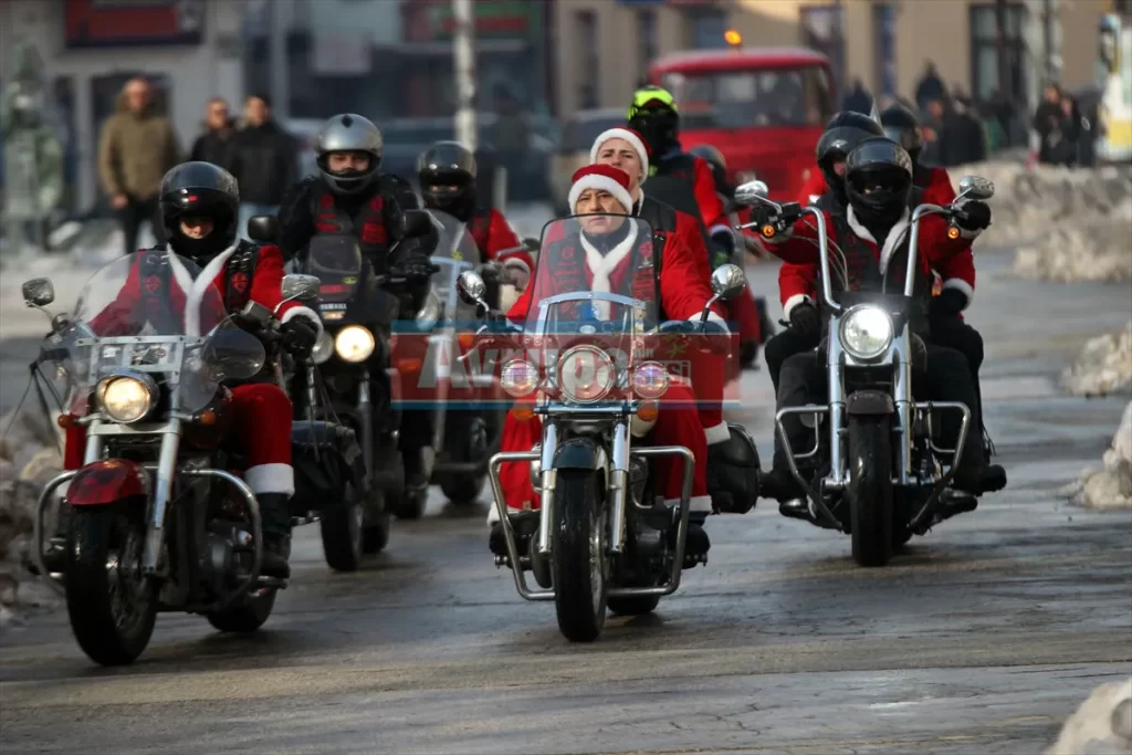 Motosikletli Noel Babalar kimsesiz çocukları sevindirdi