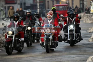 ZENİCA Bosna Hersek'in Zenica şehrinde Noel Baba kıyafetli motosikletliler, kimsesiz