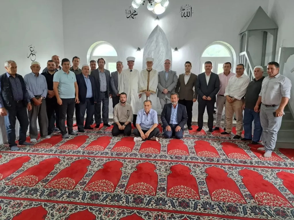 Azınlık temsilcileri cuma namazını saldırıya uğrayan Ilıca Camii’nde kıldı