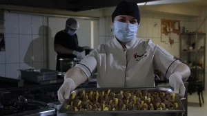 Bursa'da bir esnaf lokantası, ramazan ayında alınan her menüye karşılık
