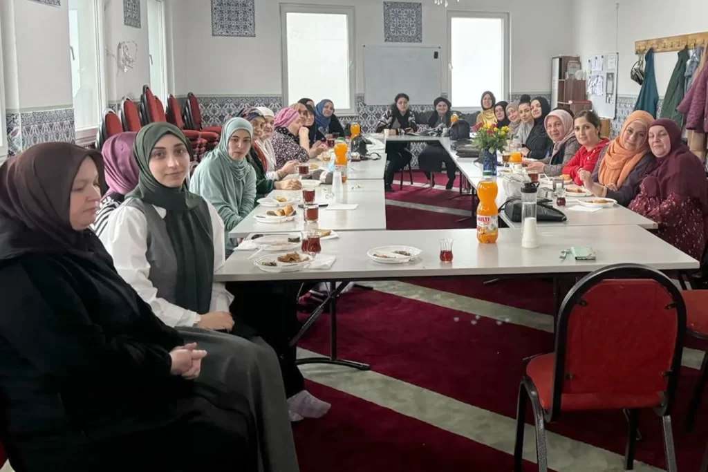 Werdohllü gönüllü kadın üyelerden camiye destek ve katılım