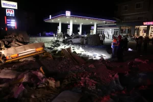 Mardin'in Derik ilçesinde, kaza yapan araçlara müdahale edenlere tır çarptı,