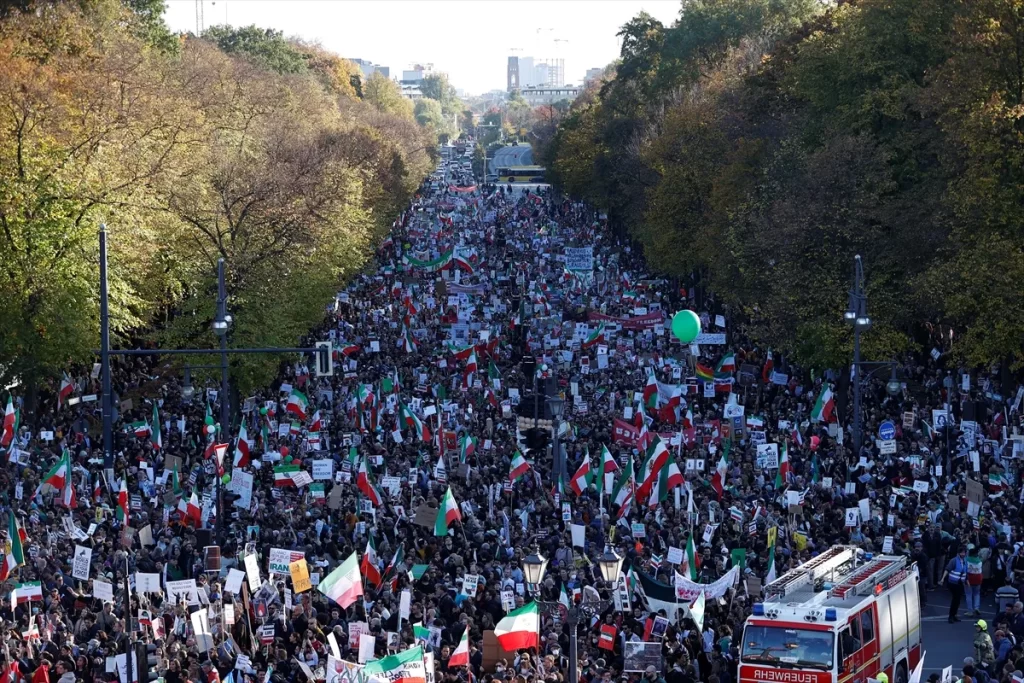 Berlin'de İran'daki protestolara dayanışma eylemi yapıldı