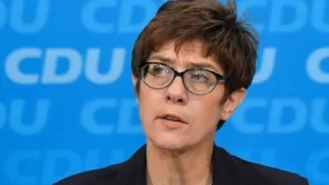 BERLİN Merkel'in halefi yarın belli olacak   CDU Genel Başkanlığından