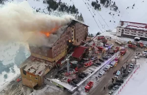 Bolu Kartalkaya Kayak Merkezi'ndeki bir otelde çıkan yangın, yaklaşık 10