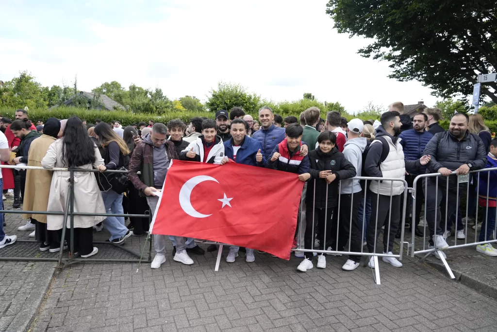 Türkiye A Milli Takımı Hannover'de coşkuyla karşılandı