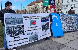 Viyana’da bir grup Uygur Türkü, Volkswagen firmasının Çin’in Sincan Uygur