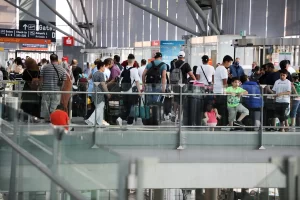 Avrupa genelinde havalimanlarında çalışan sayısı azalırken, yolcu ve uçuş sayılarının