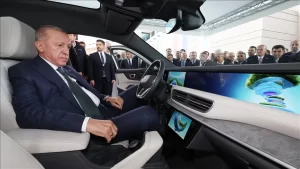 Cumhurbaşkanı Erdoğan, Togg'un yeni modeli T10F'yi inceleyerek yetkililerden bilgi aldı.