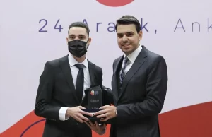 Eren, burada yaptığı konuşmada, Türkiye Bursları çerçevesinde Türkiye'deki uluslararası öğrenci