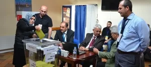Danimarka'da yaşayan Türk vatandaşları, başkent Kopenhag'daki büyükelçilik binasına kurulan sandıklarda