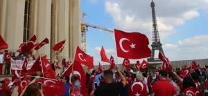 Darbe girişimi, Fransa'nın başkenti Paris'te düzenlenen gösteride protesto edildi.
