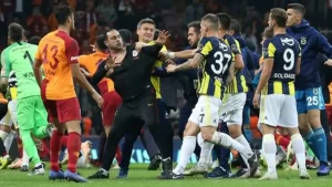 Galatasaray ile Fenerbahçe arasında oynanan derbide bitiş düdüğünün çalmasının ardından
