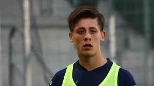Fenerbahçe Kulübü, futbol takımında bu sezon 10 numaralı formayı 17