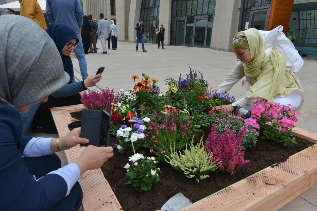 DİTİB avlusunda rengarenk çiçekler açtı