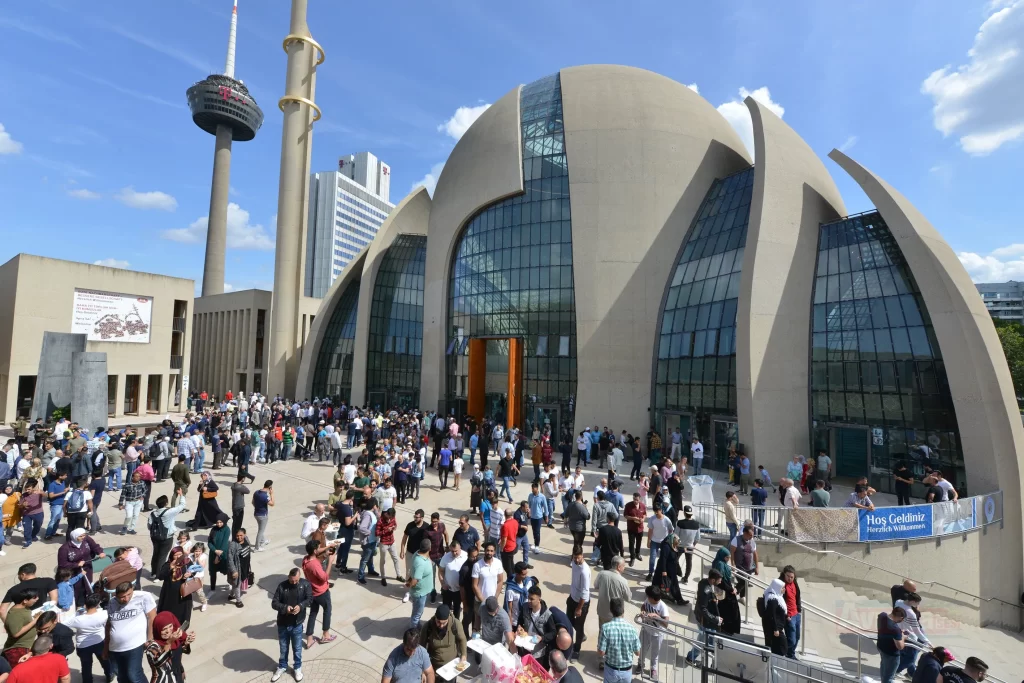 Köln DİTİB Merkez Camii‘nde kavurma ikramı