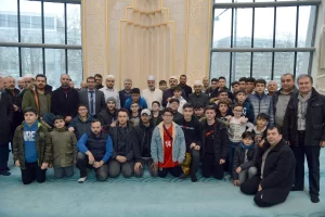 Çoğunluğu gençlerden oluşan yaklaşık bin kişi sabah namazında Köln DİTİB