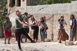 Batı Şeria'nın Nablus kentindeki Kafr Kaddum köyünde toplanan Filistinli gençler,